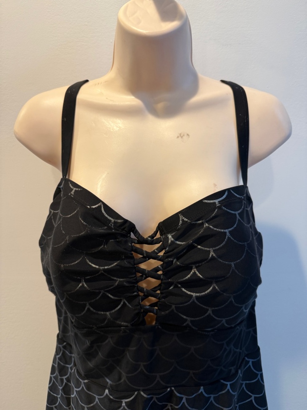 torrid Black Iridescent Mermaid-Scale Lattice Front Swim Dress size 2 - Picture 3 of 11